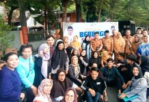 1000 Paket Takjil Dibagikan Jajaran Kecamatan Mamajang, Andi Irdan: Alhamdulillah Berkah Ramadhan FOTO: Camat Mamajang Andi Irdan Pandita, Ketua TP-PKK Kecamatan Mamajang Andi Syarti Irdan beserta staf kecamatan usai menggelar kegiatan berbagi takjil jelang berbuka puasa. Senin (18/3)