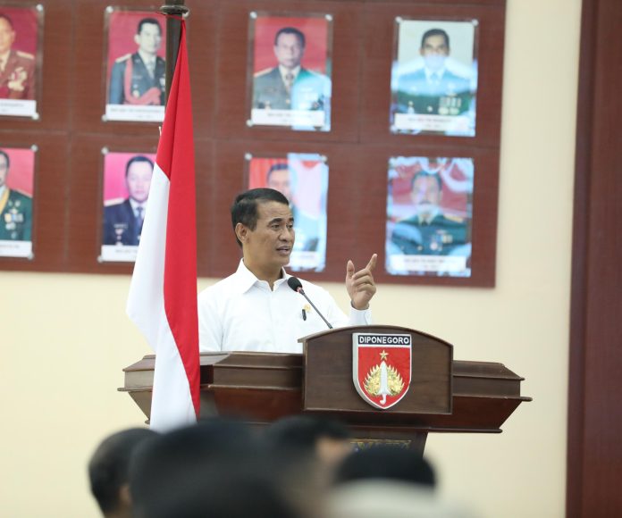 FOTO: Menteri Pertanian, Andi Amran Sulaiman, Bersama dengan jajaran di Kodam IV/Diponegoro, Kamis (21 / 3)