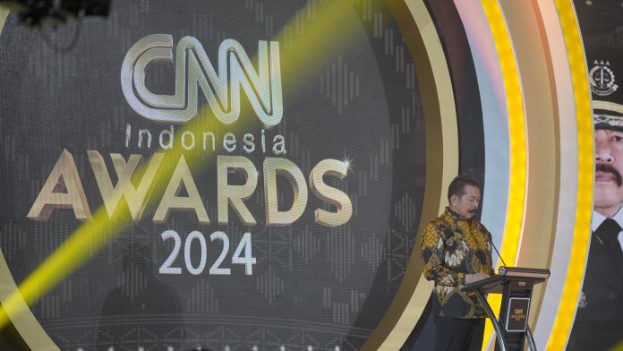 FOTO: Jaksa Agung ST Burhanuddin saat memberikan sambutannya di CNN Indonesia Awards dengan tajuk “Dari Sulsel Untuk Nusantara” digelar di Hotel Claro Makassar. Kamis (21/03/2024).