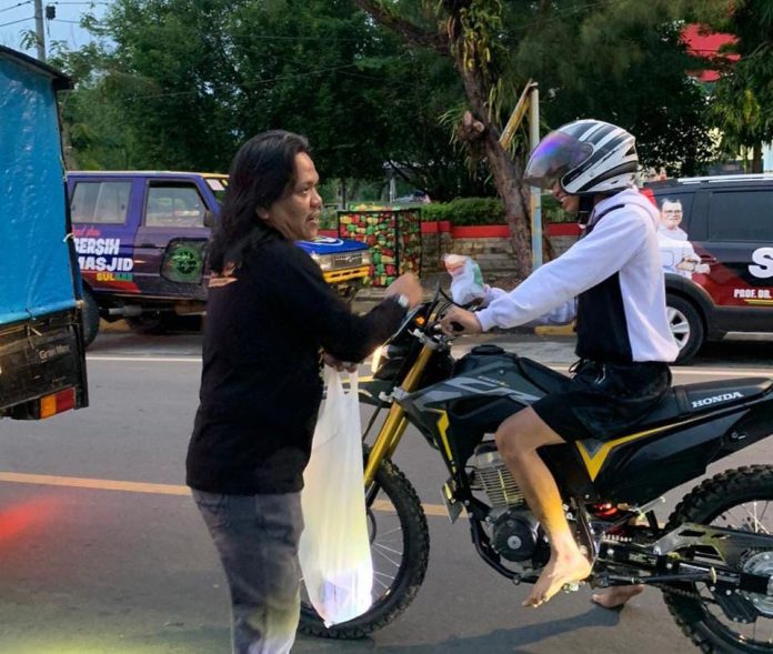 FOTO: Koordinator Relawan PHS, Maulana Yusdianto saat berbagi takjil.