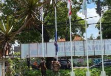 Ngaku Anggota FKPPI, Turunkan Bendera Partai NasDem di Markas Timnas AMIN FOTO: Salah satu relawan Anies Zacky Anarul Huda, menurunkan bendera partai NasDem yang berkibar di markas Timnas di Jalan Diponegoro, Menteng, Jakarta Pusat, Kamis (21/3/2024). (CNN)