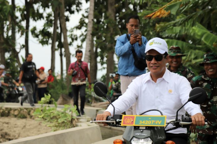 FOTO: Menteri Pertanian, Andi Amran Sulaiman (Mentan Amran), saat meninjau area pompanisasi di Kabupaten Grobogan, Kamis (22/3/2024)