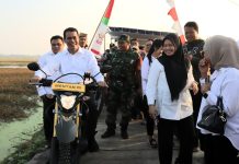 Menteri Amran Subuh Sudah Tiba di Lokasi Terdampak Banjir Kabupaten Kendal FOTO: Menteri Pertanian, Andi Amran Sulaiman (Mentan Amran) kunjungi lokasi terdampak banjir di Kendal, Jawa Tengah. Kamis (22/3/2024)