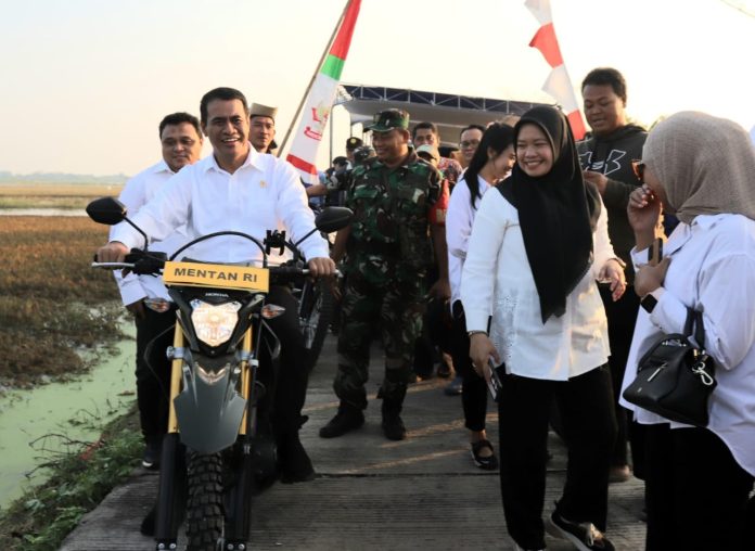 FOTO: Menteri Pertanian, Andi Amran Sulaiman (Mentan Amran) kunjungi lokasi terdampak banjir di Kendal, Jawa Tengah. Kamis (22/3/2024)