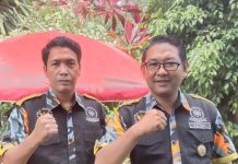 LSM GMBI Distrik Bulukumba Hadiri Seminar Nasional di Bandung FOTO: Kanan Ketua Distrik Andi Alsyad, SH dan Andi Ardiansyah Adnan Manaf (Andi Didi), Sekretaris Distrik LSM GMBI Bulukumba. (Ist)
