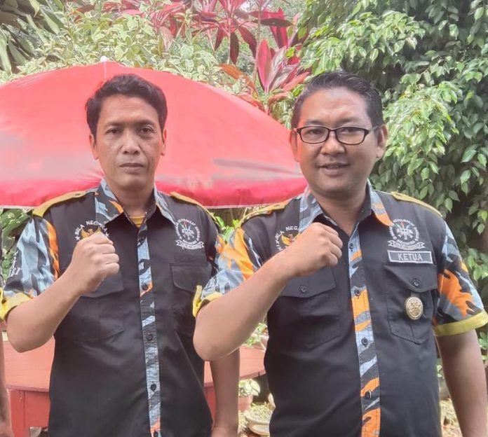 FOTO: Kanan Ketua Distrik Andi Alsyad, SH dan Andi Ardiansyah Adnan Manaf (Andi Didi), Sekretaris Distrik LSM GMBI Bulukumba. (Ist)