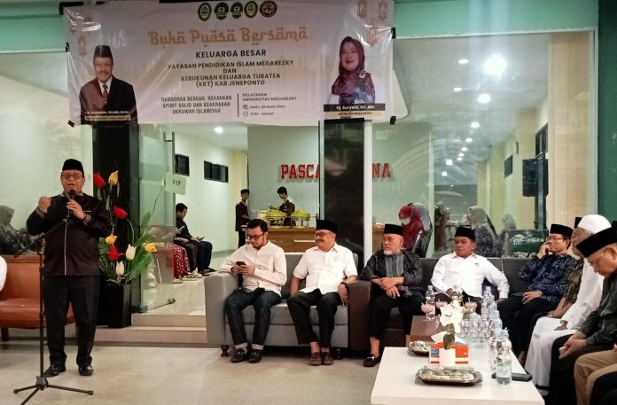 FOTO: Ustad Munawir saat mengisi tausiyah pada kegiatan buka puasa bersama pengurus DPP KKT dan civitas Universitas Mega Rezky Makassar.