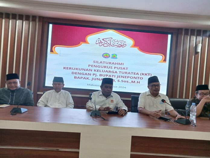 FOTO: Pj Bupati Jeneponto Junaedi (Tengah) saat menggelar silahturahmi dengan sejumlah pengurus DPP KKT di gedung auditorium Universitas Mega Rezky (Unimerz) Makassar. Sabtu malam (23/2)