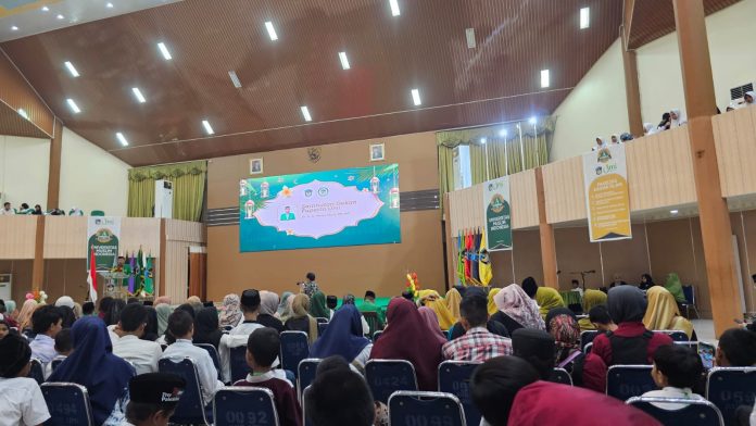 FOTO: Pengurus Ikatan Alumni (IKA) Fakultas Pertanian Universitas Muslim Indonesia (UMI) bersama jajaran Fakultas Pertanian melakukan buka puasa bersama 1000 anak yatim dari 16 Panti asuhan di Kota Makassar.