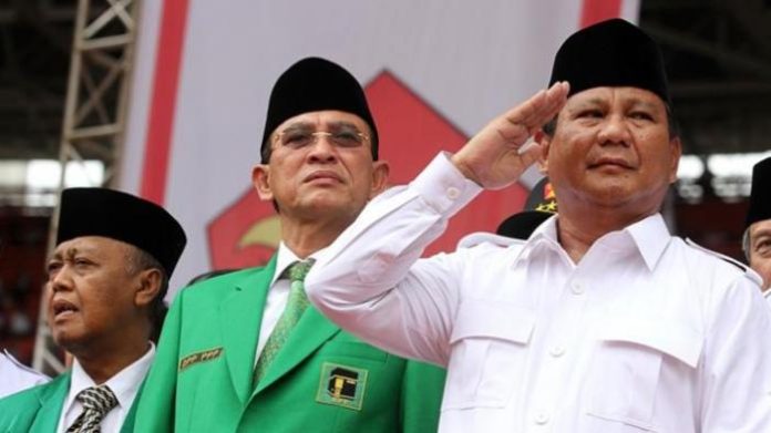 FOTO: Prabowo Subianto bersama mantan Ketua Partai Persatuan Pembangunan Suryadharma Ali (tengah), menghadiri kampanye Partai Gerindra di Stadion Utama Gelora Bung Karno, Minggu (23/3/2014) lalu.