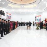 Hasyim Lantik Komisioner KPU Baru di Tana Papua FOTO: Ketua KPU RI lantik 190 komisioner, Komisi Pemilihan Umum (KPU) daerah terpilih untuk masa jabatan 2024-2029. Pada satu KPU provinsi dan 37 kabupaten/kota, Minggu (24/3/2024). (Properti KPU)