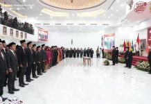 Hasyim Lantik Komisioner KPU Baru di Tana Papua FOTO: Ketua KPU RI lantik 190 komisioner, Komisi Pemilihan Umum (KPU) daerah terpilih untuk masa jabatan 2024-2029. Pada satu KPU provinsi dan 37 kabupaten/kota, Minggu (24/3/2024). (Properti KPU)