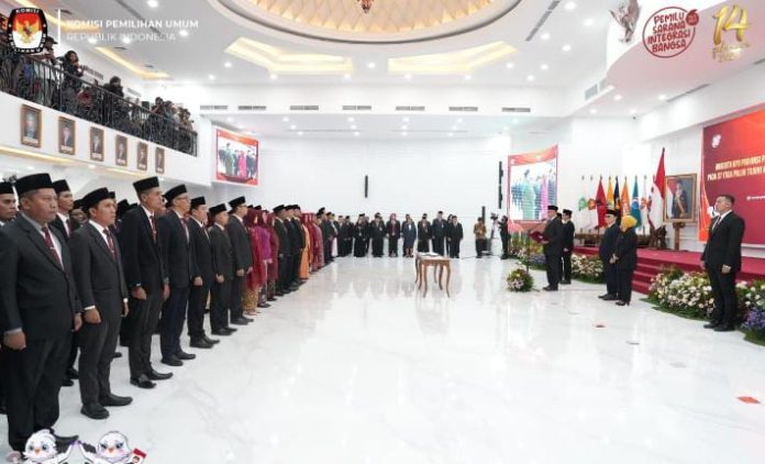 FOTO: Ketua KPU RI lantik 190 komisioner, Komisi Pemilihan Umum (KPU) daerah terpilih untuk masa jabatan 2024-2029. Pada satu KPU provinsi dan 37 kabupaten/kota, Minggu (24/3/2024). (Properti KPU)