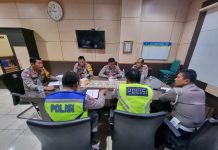 Satlantas Polrestabes Makassar Tingkatkan Patroli pada Bulan Suci Ramadhan FOTO: Kasatlantas Polrestabes Makassar. AKBP Dr. Amin Toha SH., MH., saat menggelar pertemuan dengan jajaran satuan lalu lintas. (Ist)