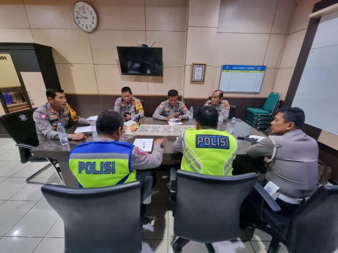 FOTO: Kasatlantas Polrestabes Makassar. AKBP Dr. Amin Toha SH., MH., saat menggelar pertemuan dengan jajaran satuan lalu lintas. (Ist)