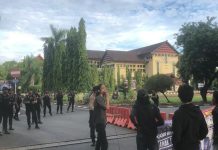 Diduga Terima Suap, KPDI Demo Mapolda Sulsel FOTO: Komite Pejuang Demokrasi Indonesia (KPDI), menggelar aksi unjuk rasa di Mapolda Sulawesi Selatan. Jumat (22/3)