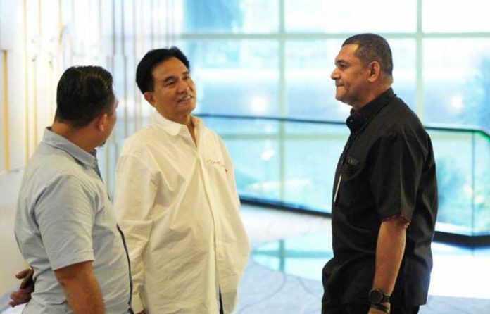 FOTO: Prof Yusril Ihza Mahendra dan Dr. Fahri Bachmid saat berdiskusi usai pertemuan di Hotel Pullman, Jakarta pada Minggu (24/3/2024)