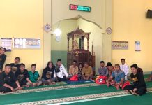 Aksi Bersih Masjid Relawan PHS Bergerak ke Majene FOTO: Relawan Prof Husain Syam (PHS) menggelar Road Show Ramadhan 1445 H di Kabupaten Polman, Senin 25 Maret 2024.