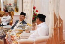 Pj Gubernur Bahtiar Apresiasi Gerak Cepat Pengurus Masjid Kubah 99 Asmaul Husna FOTO: Sekretaris DKM Masjid Kubah 99 Asmaul Husna Dr. Usman Sofian saat menemui Penjabat Gubernur Sulawesi Selatan Bahtiar Baharuddin