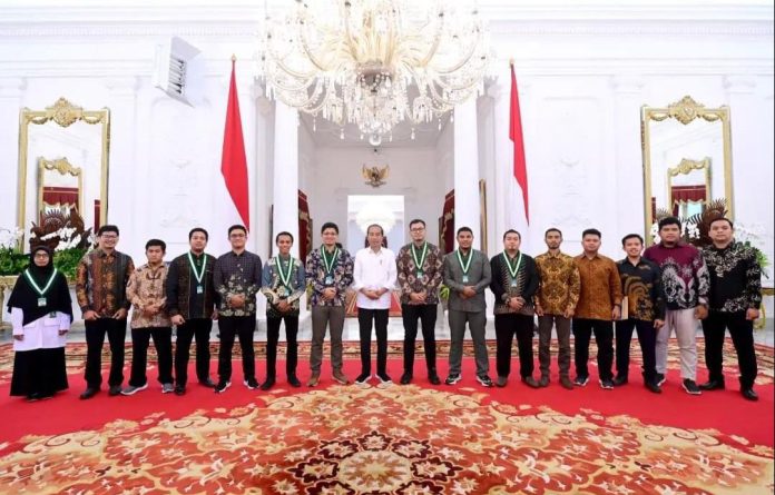 FOTO: Pengurus Pusat Kesatuan Aksi Mahasiswa Muslim Indonesia (PP KAMMI) bertemu dengan Presiden Joko Widodo (Jokowi) di Istana Presiden, Jakarta. Senin (25/3/2024).