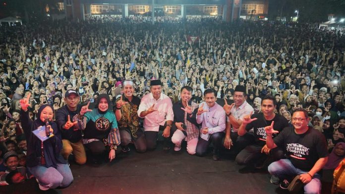 FOTO: Andi Utta usai Launching Desa Digital dan Literasi Digital di lapangan pemuda, Kota Bulukumba. Senin 25 Maret 2024.