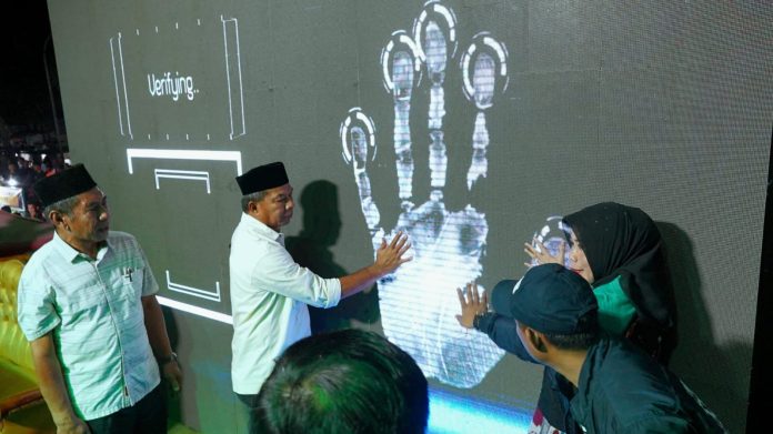 FOTO: Bupati Andi Utta saat melakukan Launching Desa Digital di lapangan pemuda Bulukumba