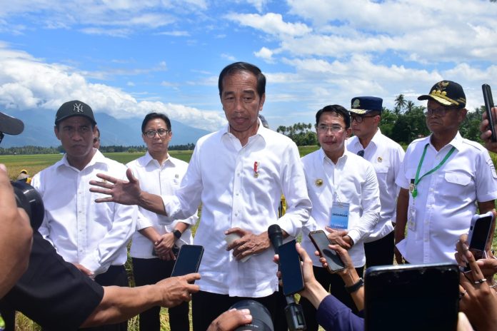FOTO: Presiden Jokowi didampingi Menteri Pertanian (Mentan) Andi Amran Sulaiman saat memberikan keterangan persnya usai mengunjungi panen padi Sulawesi Tengah.