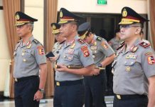 Irjen Kementan Jebolan KPK Naik Pangkat Bintang Tiga FOTO: Inspektur Kementerian Pertanian (Kementan), Setyo Budianto (Tengah) saat menerima kenaikan pangkat menjadi Komisaris Jenderal (Komjen) Polisi.