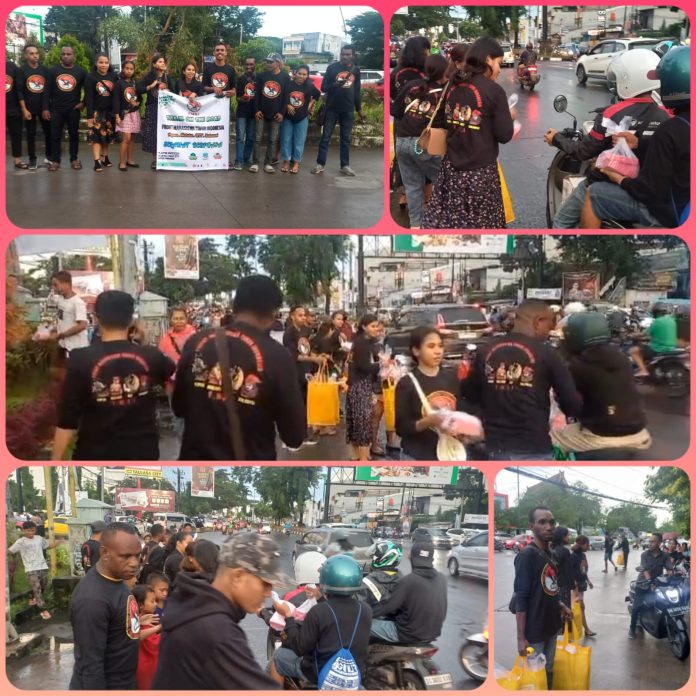 FOTO: Mahasiswa asal Papua dan beberapa mahasiswa asal Maluku, NTT dan Sulawesi yang tergabung dalam Front Mahasiswa Timur Indonesia (FMTI) berbagi takjil di Makassar.