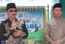 Pengurus Masjid Al Hidayah, Majelis Taklim Bukber Bersama Warga dan Pemerintah Setempat FOTO: Kanan Pengurus Mesjid Al Hidayah, Andi Pasamangi Wawo dan ahli waris Almarhum H.Abd. Rahman Mone saat penyerahan Sertifikat Tanah Wakaf sebagai alas hak tanah yang dibanguni Mesjid sejak 1991, Berlangsung di halaman Mesjid, Jumat (29/3).