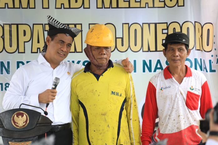 FOTO: Menteri Pertanian (Mentan) Andi Amran Sulaiman dengan para petani dalam suatu kegiatan panen raya.