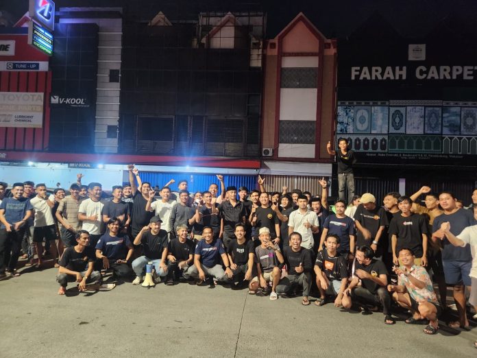 FOTO: Andi Rahman Saleh atau Andi Emang bersama ratusan anggota Adventure Car Community usai menggelar bakti sosial dan buka puasa bersama. Ahad (31/3)