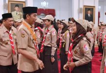 Dulu Wajib, Kini Menteri Nadiem Terbitkan Permendikbudristek, Ekstrakulikuler Pramuka Hilang FOTO: Presiden Joko Widodo saat melepas kontingen Gerakan Pramuka Indonesia yang akan mengikuti Jambore Kepanduan Dunia XXIV di Virginia Barat, Amerika Serikat pada 22 Juli hingga 2 Agustus 2019 mendatang. Acara pelepasan ini digelar di Istana Negara, Jakarta, pada Jumat, 19 Juli 2019.