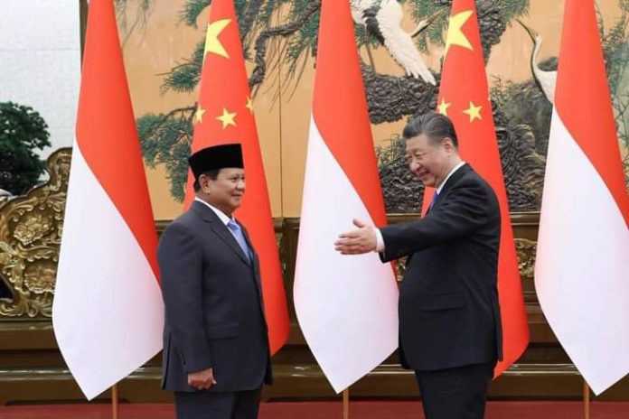 FOTO: Menteri Pertahanan Prabowo Subianto dan Presiden Xi Jinping saat bertemu di Beijing, China. [Properti Prabowo Subianto/Facebook]