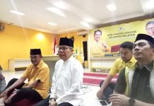 TP Sebut Suhartina Bohari Mundur Sebagai Cakada, Memilih Berpasangan Kembali dengan Chaidir Syam FOTO: Taufan Pawe saat menggelar keterangan persnya di DPD Partai Golkar Sulawesi Selatan. Rabu (3/4)