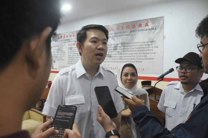 FOTO: Eric Horas Ketua DPC Partai Gerindra Kota Makassar saat ditemui awak media usai silahturahim dan buka puasa bersama anak panti asuhan.