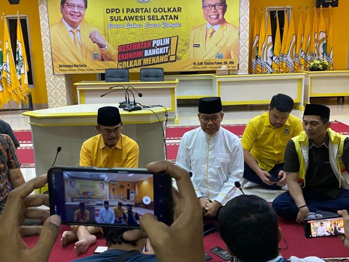 FOTO: Taufan Pawe saat menggelar keterangan persnya bersama Pengurus DPD Golkar Sulsel. Rabu (3/4/2024)