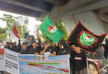 Forum Pemuda Peduli Bangsa, BMI-BARAK: Penggiat HAM Jangan Jadi Penghianat Bangsa! FOTO: Forum Pemuda Peduli Bangsa, Saat menggelar aksi kebangsaan dikawasan flyover Km. 4 Jalan Urip Sumoharjo, Kota Makassar. Kamis (4/4/2024)