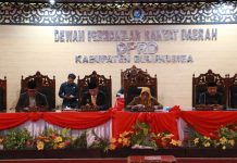 Bupati Andi Utta Serahkan LKPJ Tahun 2023 FOTO: Bupati Bulukumba Andi Muchtar Ali Yusuf menyerahkan Laporan Keterangan dan Pertanggung Jawaban (LKPJ) Tahun Anggaran 2023. Penyerahan ini, melalui Rapat Paripurna DPRD Bulukumba, Rabu, 3 April 2024.