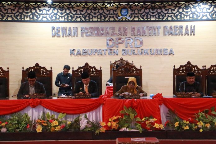 FOTO: Bupati Bulukumba Andi Muchtar Ali Yusuf menyerahkan Laporan Keterangan dan Pertanggung Jawaban (LKPJ) Tahun Anggaran 2023. Penyerahan ini, melalui Rapat Paripurna DPRD Bulukumba, Rabu, 3 April 2024.