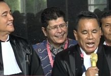 Gurauan Hotman di Gedung MK, Yusril Jadi Jaksa Agung FOTO: Hotman Paris Hutapea dan Yusril Ihza Mahendra (SinPo TV)