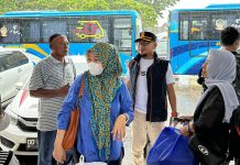 40 Warga Bulukumba Nikmati Fasilitas Mudik Gratis FOTO: Idham Khalid Daeng Patunru S.stp, M.si Sekertaris Dinas Perhubungan Pemkab Bulukumba, Saat menerima pemudik di di Terminal Induk Bulukumba, sekitar pukul 14.00 saat hujan mengguyur kota Bulukumba, Sabtu 6 April 2024.