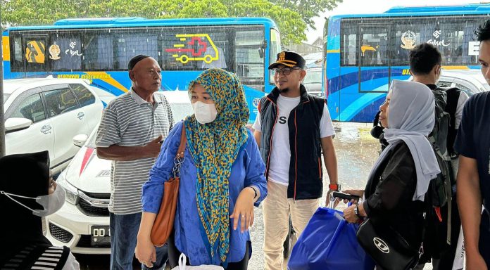 FOTO: Idham Khalid Daeng Patunru S.stp, M.si Sekertaris Dinas Perhubungan Pemkab Bulukumba, Saat menerima pemudik di di Terminal Induk Bulukumba, sekitar pukul 14.00 saat hujan mengguyur kota Bulukumba, Sabtu 6 April 2024.