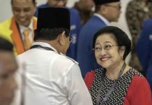 Gibran Sebut Prabowo Megawati Bakal Bertemu, Politisi PDIP: Rencana itu Ada FOTO: Ketua Umum Gerindra Prabowo Subianto dan Ketua Umum PDI Perjuangan Megawati Soekarnoputri bersalaman di Ruang Sidang Utama KPU, Jakarta, Minggu (18/2/2018). Pengundian nomor urut Parpol menjadi ajang pertemuan kedua tokoh nasional. (Liputan6.com/Faizal Fanani)
