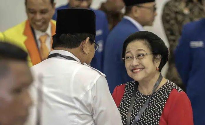 FOTO: Ketua Umum Gerindra Prabowo Subianto dan Ketua Umum PDI Perjuangan Megawati Soekarnoputri bersalaman di Ruang Sidang Utama KPU, Jakarta, Minggu (18/2/2018). Pengundian nomor urut Parpol menjadi ajang pertemuan kedua tokoh nasional. (Liputan6.com/Faizal Fanani)