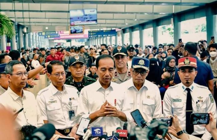 FOTO: Presiden Jokowi saat meninjau pelaksanaan mudik tahun 2024 di Jakarta. (Seskab)