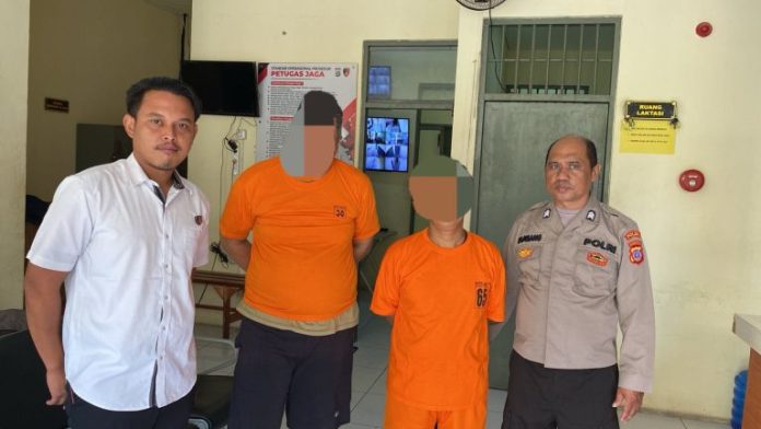 FOTO: Subdit Siber Ditreskrimsus Polda Sulawesi Tengah saat mengamankan AAS (40) sesuai KTP pekerjaan Wartawan, Lutim Provinsi Sulsel dan JT (58) pekerjaan Wiraswasta, beralamat di Kelurahan Mampang Kecamatan Pancoran Mas Kota Depok, Jawa Barat.