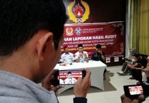 Selamatkan KONI, LMP: Sebaiknya Cabor Gulirkan Muskotlub Tunjuk Ketua Baru, ini Alasannya FOTO: Pengurus KONI Makassar saat memberikan keterangan pers nya terkait dengan pengelolaan dana hibah.