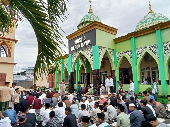 FOTO: Warga perumnas antang saat mengikuti pelaksanaan salat idulfitri 1445 H di Masjid Darun Na'im, Jalan Raya Perumnas Angang. Rabu 10 April 2024.