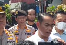 Istri Dikabarkan Menghilang 6 Tahun, Diungkap Sang Anak Dikubur di Rumah, Warga Kandea Geger FOTO: Kapolda Sulawesi Selatan Irjen Andi Rian Ryacudu Djajadi dan Kapolrestabes Makassar usai mendatangi Tempat Kejadian Perkara di Kecamatan Bontoala. Ahad (14/4)